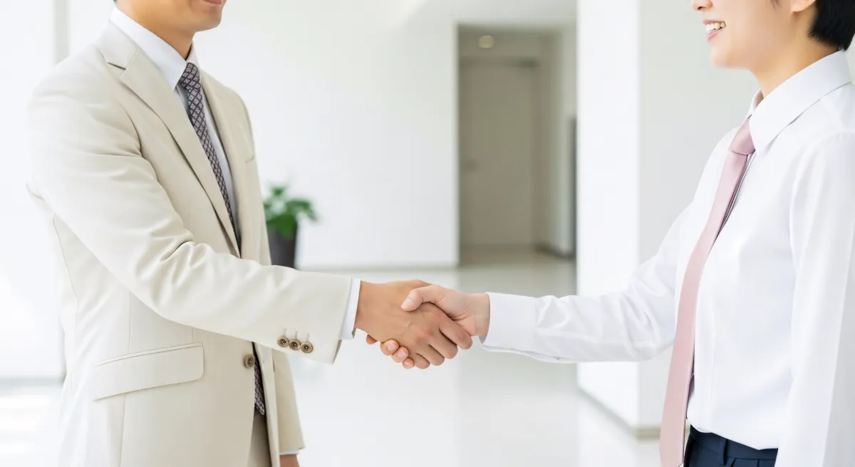 Empreendedores e investidores apertando as mãos em ambiente de negócios